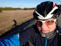 Aikaisin aamulla mahtavassa säässä, pellot kuurassa kylmän yön jälkeen.