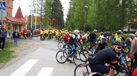 Lähtöä odotellen. Höyryveturipuiston isäntä ja mestarijuoksija Martti Vainio kuvassa äärimmäisenä vasemalla.