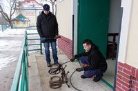 Povoľovanie plameňom. Je bežné, že mechanizmus, ktorý sa desaťročia nehýbal dokáže korózia tak zaseknúť, že dve súčiastky sa spoja v jednu.