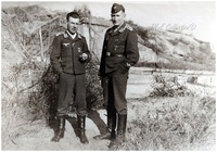 2 met flakkampfabzeichen gedecoreerde Luftwaffe soldaten in de duinen anno 1944