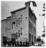 Dr. A. Kuyperschool in Maassluis bij de opening in 1906