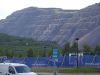 De järnmalmrika fjällen har grävts sönder. Vinsten styr. Foto: Henrik Persson