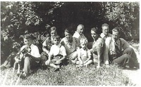 Rodina Kadlecova a Pilnajova, vlevo vzadu Marie Jirušová