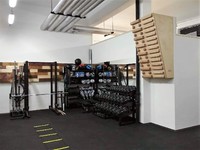Olympijské osy, dřepovací konstrukce, stojan s pomůckami, jednoručky, kettlebelly, dřevěný Campus