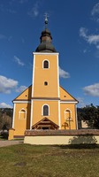 Priečelie obnoveného Farského kostola sv. Petra a Pavla v Dolnej Marikovej
