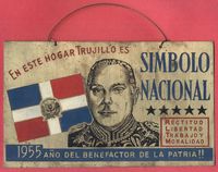 Metallschild mit politischer Propaganda (1955): In diesem Heim ist Trujillo nationales Symbol