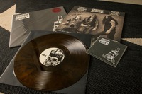 Alkuperäinen musta "Poison Whisky", uusin viskipainos sekä promo-CD.