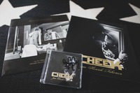 Vinyyli sekä epämääräisellä nimmarilla varustettu lahjaksi saamani CD.