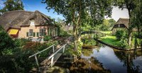 Giethoorn in Overijssel (NL), het voornaamste verkeer in het dorp vindt plaats over het water
