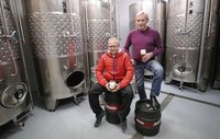 Zodpovídají za kvalitu Horáce Miloš Vostrý ml. (vlevo) je mladším sládkem, bývalý hokejový reprezentant Jaroslav Benák má v pivovaru Horác na starosti stáčení piva a logistiku. Foto: Petr Lemberk, MAFRA