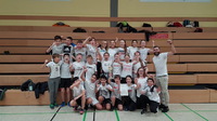 So sehen Sieger aus: die Sportklasse 5bG der HHS mit Klassenlehrer Karsten Hahn (rechts vorne) feiert den 1. Platz beim Kreisentscheid Völkerball