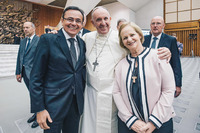 Fundadores Moysés Azevedo e Emmir Nogueira, com Papa Francisco, na Convenção de 35 anos da Comunidade.