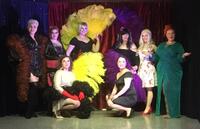 Takana ZiiZii Baker (vas.), Adolina Feo, Grace InDecent, Alice in Chiffon, Blondie Blast ja Anna EnsiLempi. Edessä Lady Karmalade (vas.) ja Rebel Rose.