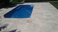 Pose du travertin jusqu'à recouvrir la coque de piscine