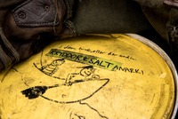 Ena kryddhinken från en kanotfärd. På locket står det: "I denna hink, eller den andra. Kryddor & salt. Anarki"