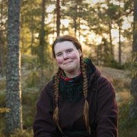 ISO 800, vb: skuggigt, f/4, 1/200 s - mina inställningar, men Erik Stormark bakom kameran.
