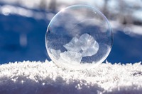 Fuente: Myriams-Fotos (Pixabay), en https://pixabay.com/es/photos/frozen-bubble-burbuja-de-jab%C3%B3n-1986676/