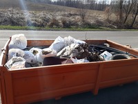 Kontejner v průběhu úklidové akce