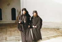 Σιμωνόπετρα. Με τον τότε ηγούμενο της Ι. Μονής Φιλοθέου, αρχιμ. Εφραίμ (1973)