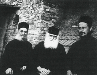 Ο Γέροντας Αιμιλιανός στα Κατουνάκια με τον μακαριστό Γέροντα Εφραίμ και τον Σέρβο μητροπολίτη Αθανάσιο Γιέφτιτς το 1988