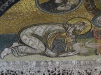 Ο Λέων Στ' Σοφός γονυπετής μπροστά στον Χριστό. Λεπτομέρεια ψηφιδωτού πάνω από τη Βασίλειο Πύλη (τέλη 9ου - αρχές 10ου αι.)