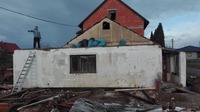 Takhle žalostně to vypadalo, když jsme likvidovaly starou sřechu. Ale stejně jsme ještě ani zdaleka netušily, co nás čeká! Jedním ze specifik rekonstrukce je to, že neustále vzniká odpad! Furt... pořád... stále!