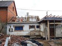 Tady jsme už v prosinci, nejspíš nejhorší pohled na dům za celou dobu. Ale energie a entuziazmus zatím nechyběly, takže i toto jsme přežily ve zdraví.