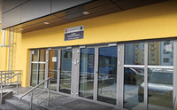 Vchod pri telocvični Strednej zdravotníckej školy