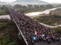 Nuestros hermanos migrantes tratando de cruzar la frontera Guatemala-México