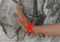 Abgeknickte, falsche Handhaltung