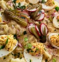 Kartoffelsalat mit gefüllten Eier