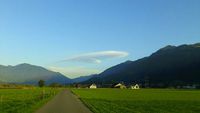 Las nubes lenticulares están siempre presentes, como se puede ver en las imágenes. Aquí apareció una sobre el Glarnerland.