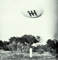 Nave espacial con el símbolo del átomo de hidrógeno fotografiado en 1967 en San José de Valdeiras (Madrid)