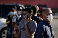 Buscadores de trabajo hacen fila mientras esperan para llenar formularios de solicitud de empleo para fábricas de ensamblaje mientras continúa el brote de COVID-19 en Ciudad Juárez, México, 17 de junio, 2020 (REUTERS/José Luis González)