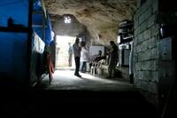 En agosto de 2012, cerca de la frontera de Siria con Turquía, MSF instala un hospital dentro de una cueva y crea allí una unidad quirúrgica estéril. © MSF