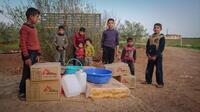 En abril de 2017, después de que unas 30,000 personas huyen de Dara'a, MSF organiza una distribución de emergencia de artículos de socorro esenciales a las familias desplazadas. © MSF