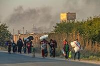 En octubre de 2019, tras el lanzamiento de las operaciones militares turcas en el norte de Siria, los residentes huyen de las ciudades y pueblos a lo largo de la frontera para escapar de los intensos bombardeos. © DELIL SOULEIMAN/AFP