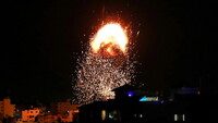Humo y llamas se elevan sobre un edificio durante los ataques aéreos israelíes en la ciudad de Gaza. 17 de mayo de 2021. Mohammed Salem TPX IMAGES OF THE DAY / Reuters