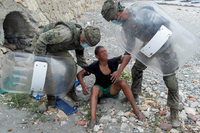 El menor junto a dos militares españoles. Ceuta, 19 de mayo de 2021. Jon Nazca / Reuters