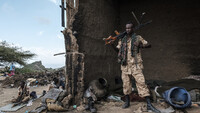 Un miembro del ejército en una casa dañada en las afueras de la aldea de Bisober, (Tigray, Etiopía), el 9 de diciembre de 2020. Eduardo Soteras / AFP
