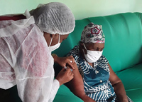 Una anciana quilombola es vacunada contra el coronavirus. Facebook @CONAQ