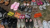 En semanas recientes, la gente dejó calzado de niños en monumentos conmemorativos para honrar a los que murieron en las escuelas indígenas de Canadá.