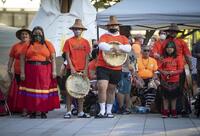 Gente asiste a una ceremonia y vigilia por 215 niños cuyos restos fueron hallados en la antigua Escuela Residencial Indígena Kamloops en Vancouver, Columbia Británica, Canadá, 21 de junio de 2021. El cacique de una tribu indígena en Canadá anunció el jueves 24 de junio de 2021 en Regina, Saskatchewan, que investigadores han hallado 751 tumbas anónimas en el lugar donde antes había una escuela para niños indígenas. (Darryl Dyck/The Canadian Press via AP)