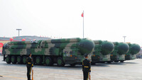 Vehículos militares que transportan misiles balísticos intercontinentales DF-41, China, 1 de octubre de 2019. Thomas Peter / Reuters