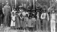 Los llamados 'bugreiros', hombres dedicados a atrapar indígenas, posan en una foto junto a ellos. Acervo SCS