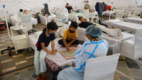 Niños que padecen coronavirus en un templo de Nueva Delhi, India, el 2 de junio de 2021. Adnan Abidi / Reuters