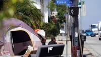 Una persona sintecho en Los Ángeles, California, EE.UU., el 1 de julio de 2021. Foto: Bing Guan / Reuters