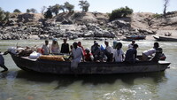 Etíopes que huyen de Tigray llegan en barco a Sudán, el 1 de diciembre de 2020. Baz Ratner / Reuters