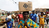Mujeres hacen cola para recibir paquetes de alimentos distribuidos por voluntarios en Lagos, Nigeria, el 10 de julio de 2021. Temilade Adelaja / Reuters