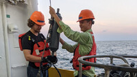 Científicos recogen muestras de agua en el Golfo de México. noaa.gov